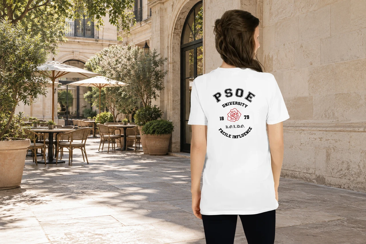Camiseta blanca de mujer PSOE University: estampado original en la espalda, en un patio de piedra