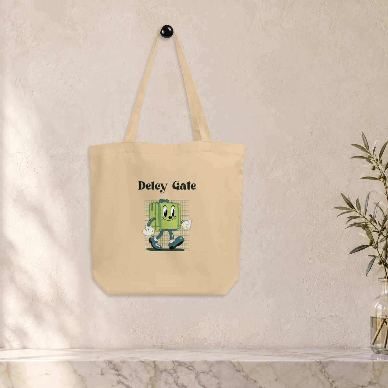 Tote bag Delcy Gate con su ilustración original, colgada en una cafetería
